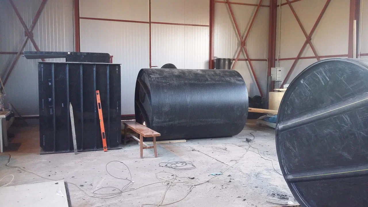 Пластиковый погреб – это герметичная, цельная или модульная конструкция, изготовленная из полимерных материалов, предназначенная для хранения продуктов в подземном пространстве